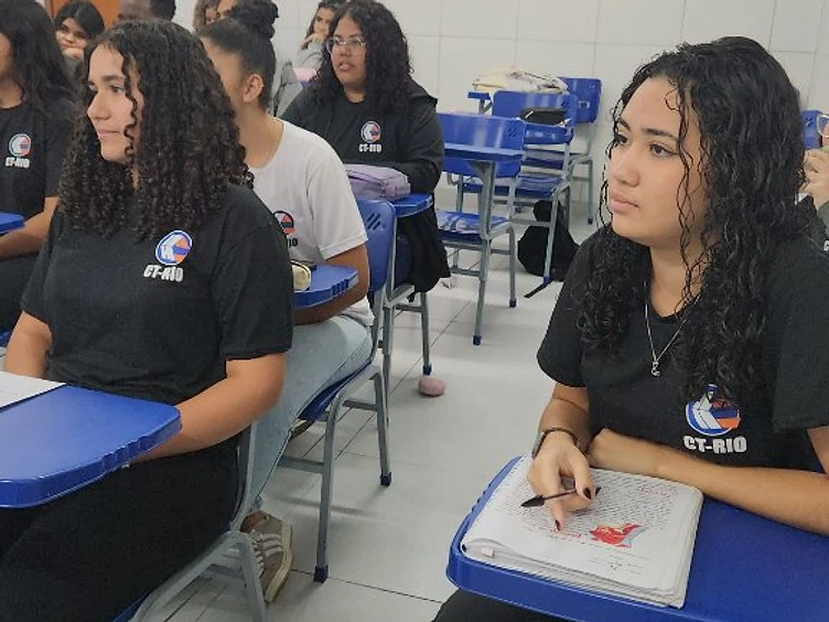 Alunas do Fundamental 6º ao 9º ano do CTRIO em atividade na sala de aula