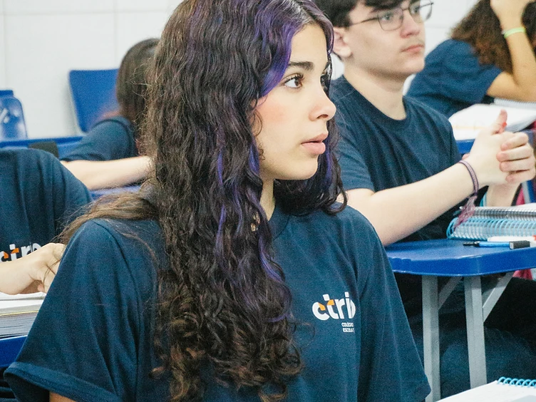 Aluna do Fundamental 6º ao 9º ano do CTRIO concentrada na atividade em sala de aula