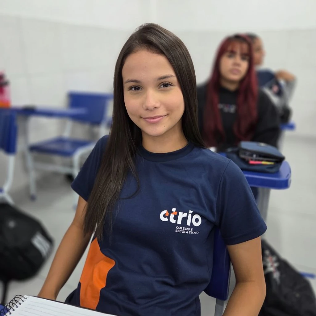 Aluna do CTRIO sorrindo em sala de aula