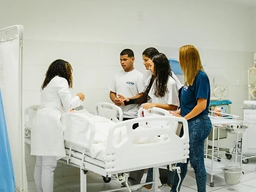 Alunos do Ensino Médio Técnico em aula prática no laboratório do CTRIO