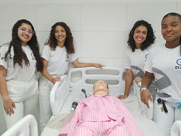 Alunas do Médio Técnico em simulação clínica no CTRIO