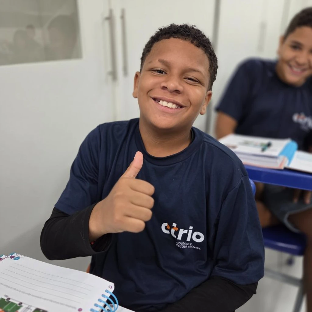 Aluno do CTRIO dando joinha em sala de aula