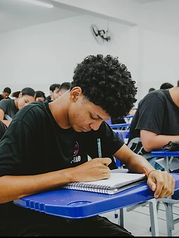 Aluno do CTRIO escrevendo em sala de aula