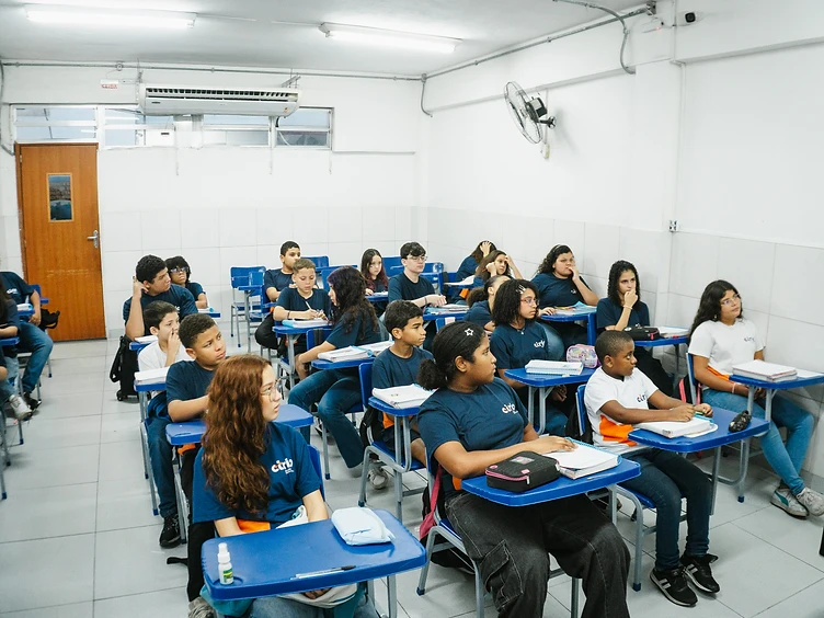 Turma do Fundamental 6º ao 9º ano do CTRIO em sala de aula