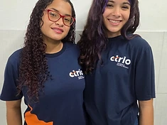 Alunas do Ensino Médio do CTRIO com uniforme da escola em atividade prática