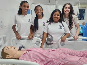 Alunas do Médio Técnico em prática de enfermagem no CTRIO