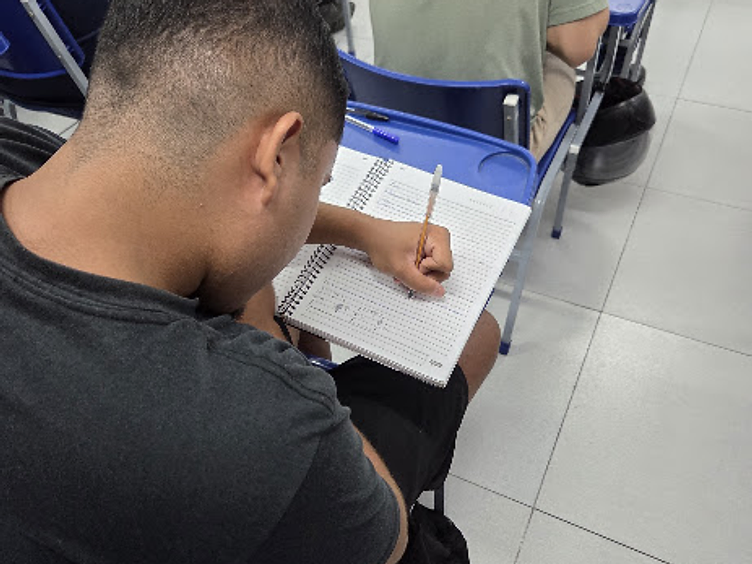 Alunos da EJA do CTRIO em sala de aula