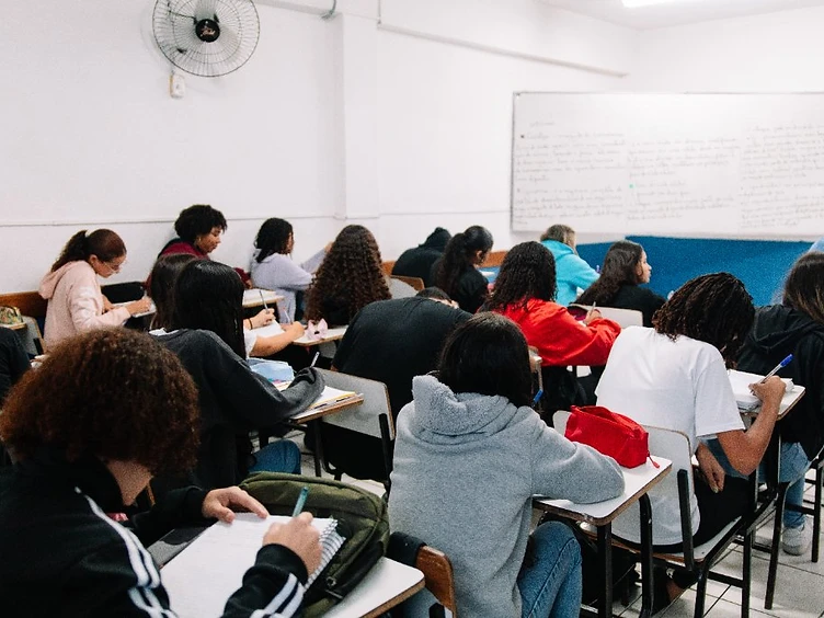 Alunas do Fundamental 6º ao 9º ano do CTRIO em sala de aula