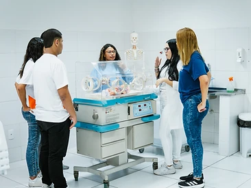 Turma do Ensino Médio Técnico em atividade prática no laboratório do CTRIO