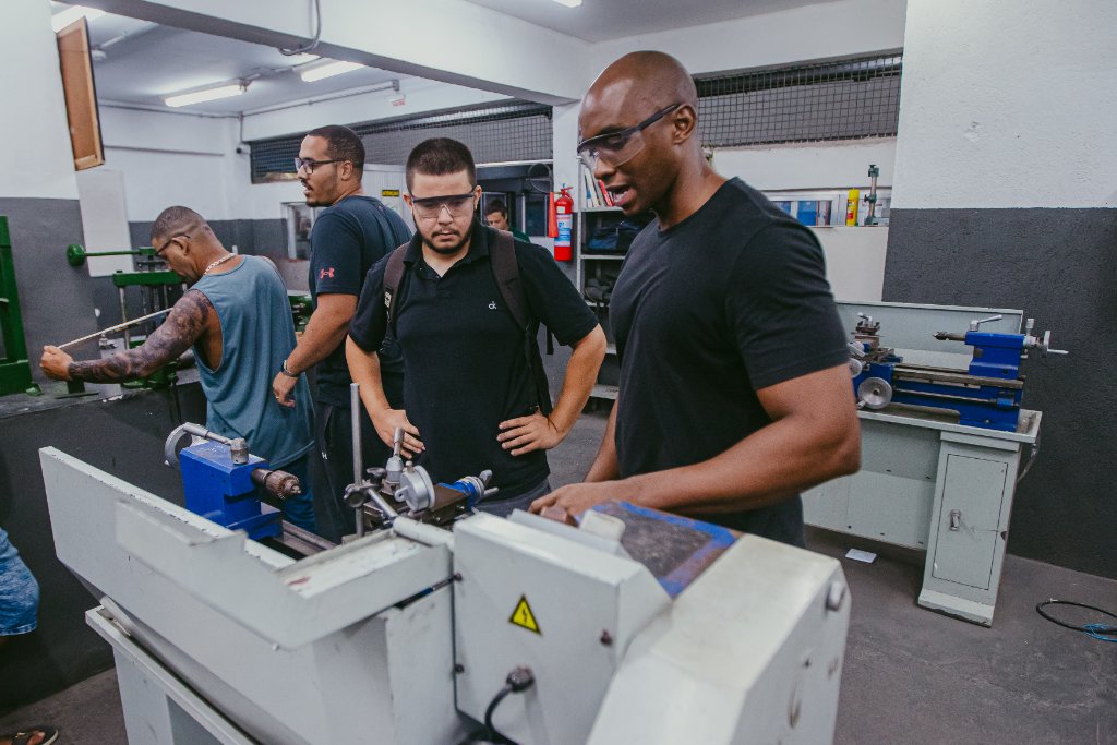 Alunos em aula prática de mecânica industrial no laboratório do CTRIO