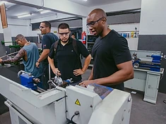 Alunos em aula prática de mecânica industrial no laboratório do CTRIO