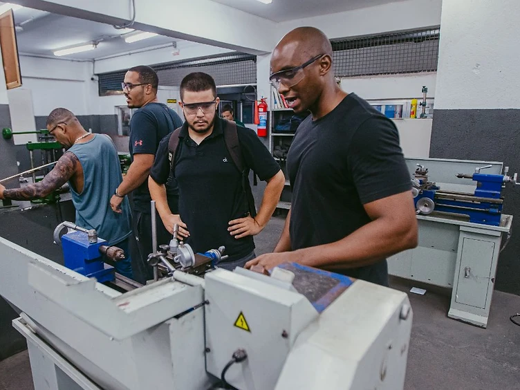 Alunos em aula prática de mecânica industrial no laboratório do CTRIO