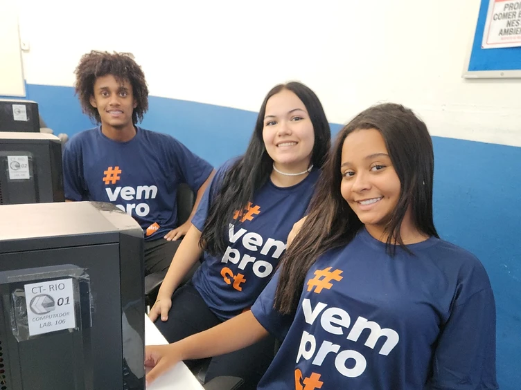 Alunos do Ensino Médio Técnico do CTRIO no laboratório de informática