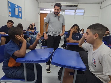Professor atendendo aluno do Fundamental 6º ao 9º ano do CTRIO