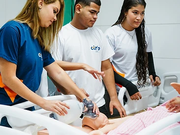 Aluno do Ensino Médio Técnico em simulação de atendimento no laboratório do CTRIO