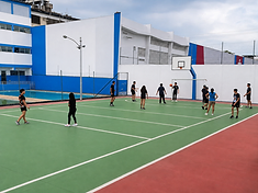 Quadra poliesportiva do CTRIO com alunos em atividade