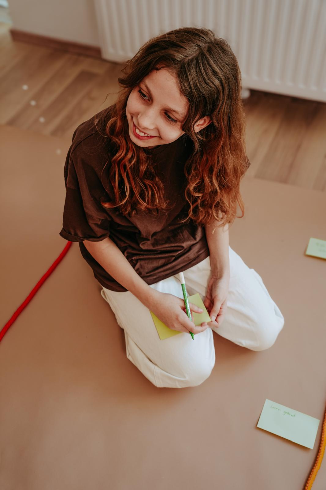 Mädchen mit Notizzettel im Workshop
