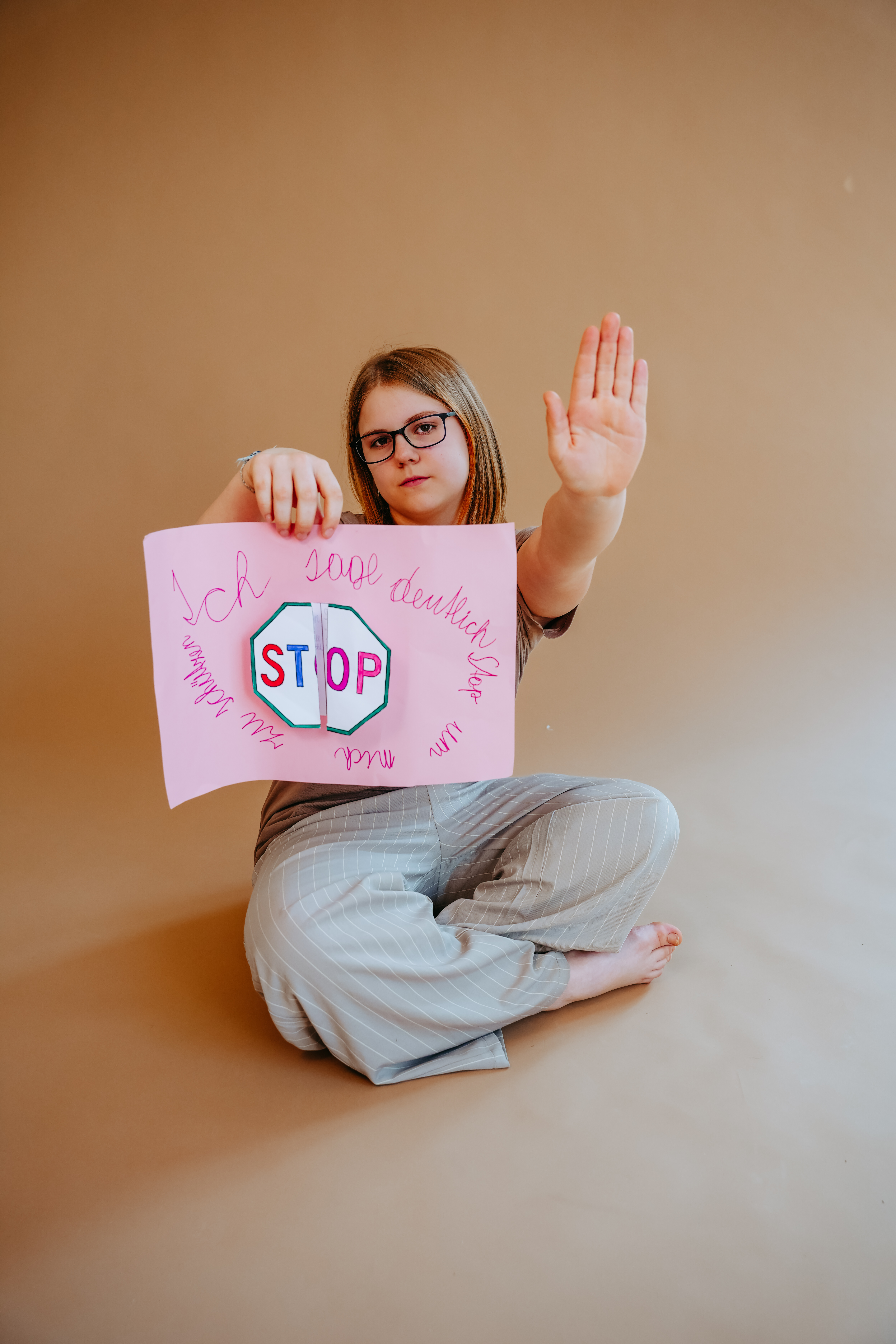Kind mit STOP-Schild beim Workshop