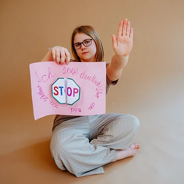 Kind mit STOP-Schild beim Workshop