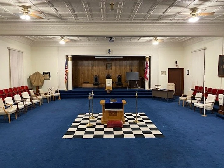 Western Sun №91 lodge room — checkered floor, altar, and the East