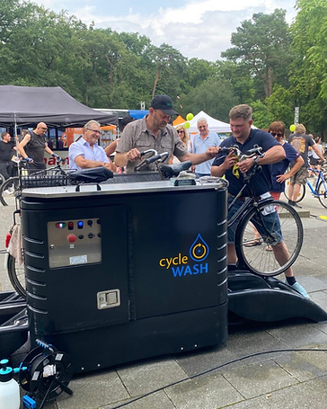 Fahrradwaschanlage im Event-Einsatz — Mitarbeiter reinigt ein Rad an der cycleWASH-Station