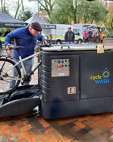 Bedienung der Fahrradwaschanlage — weißes Fahrrad wird in die cycleWASH-Station geführt