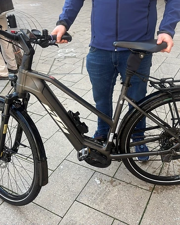 KTM-Fully-E-Bike auf gepflastertem Platz nach der professionellen Fahrradpflege