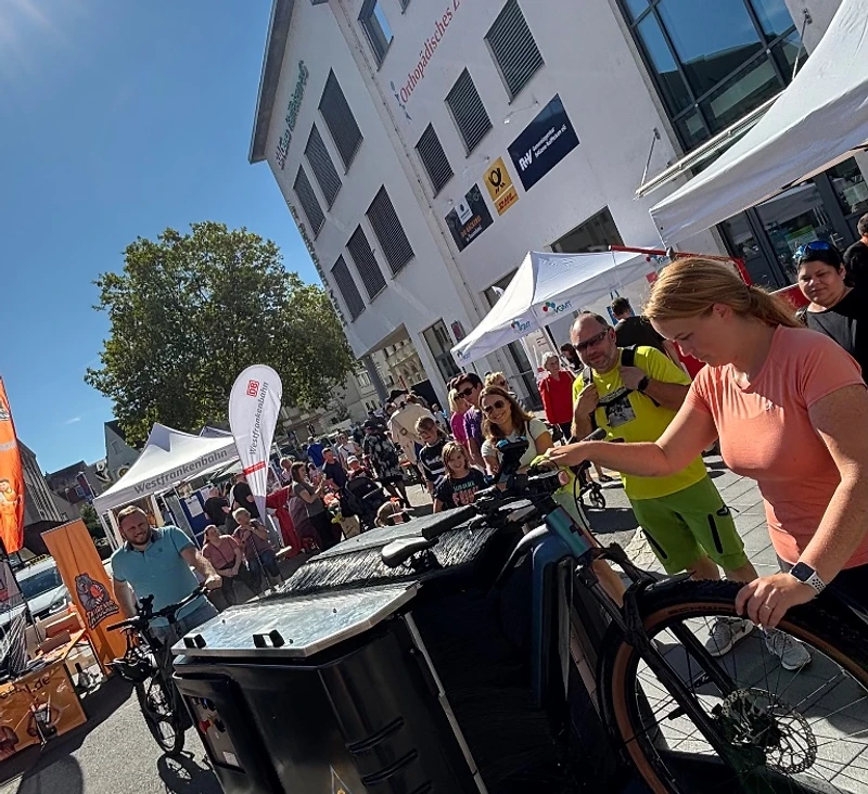 Veloquence Fahrradpflege-Station auf einem Stadtfest — interaktive Fahrrad-Mitmachaktion für Besucher