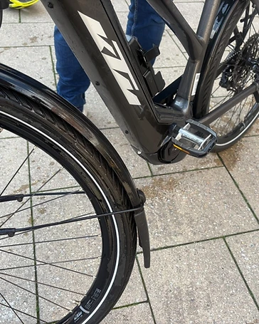 Detailaufnahme eines sauberen KTM-E-Bike mit SR-Suntour-Federgabel nach der Radwäsche