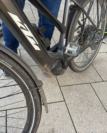 Bosch-Motor und KTM-Rahmen eines E-Bikes im Fokus der Fahrrad-Reinigungsanlage