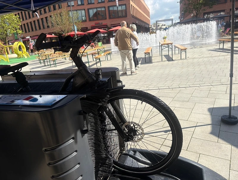 Mobile cycleWASH Fahrradwaschanlage als STADTRADELN Mitmachstation auf einem Stadtplatz