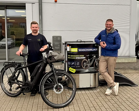 Florian Lewe und Kollege von Radwelt Coesfeld vor der Veloküre Fahrradwaschanlage