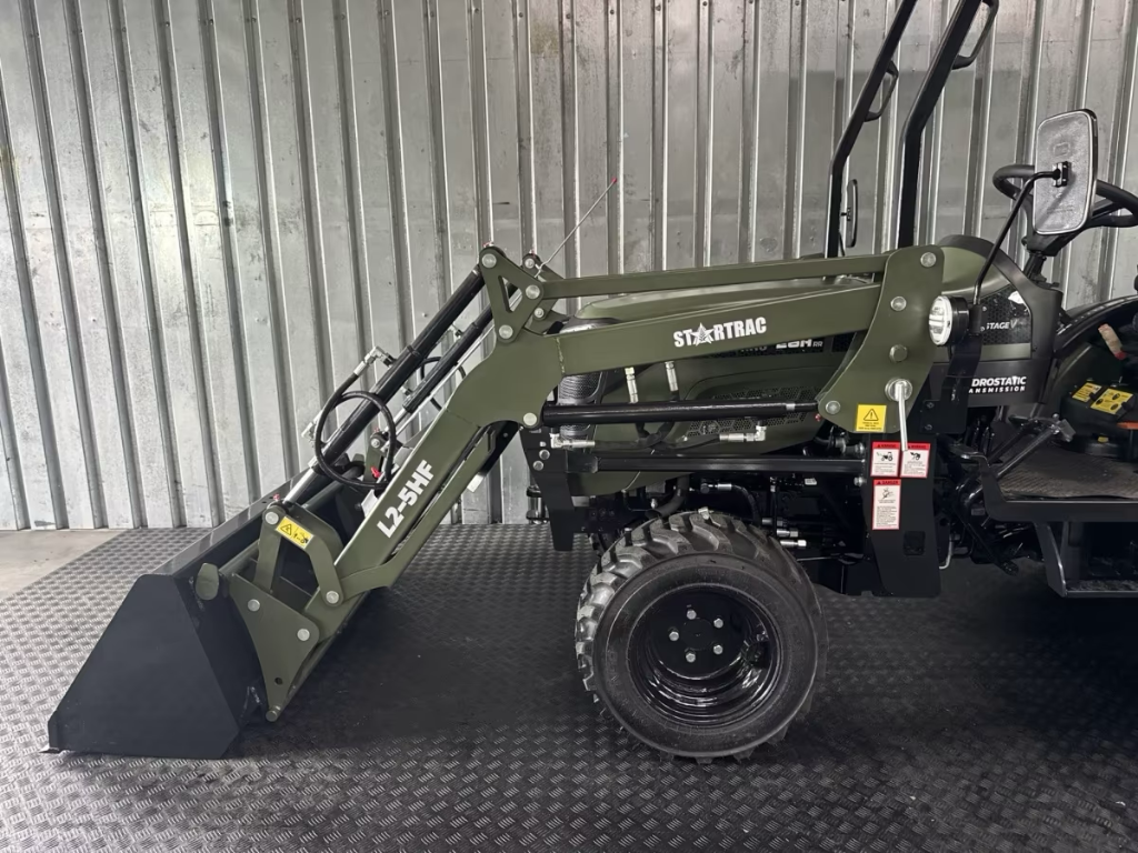 Startrac 26 HST – Seite mit Frontlader