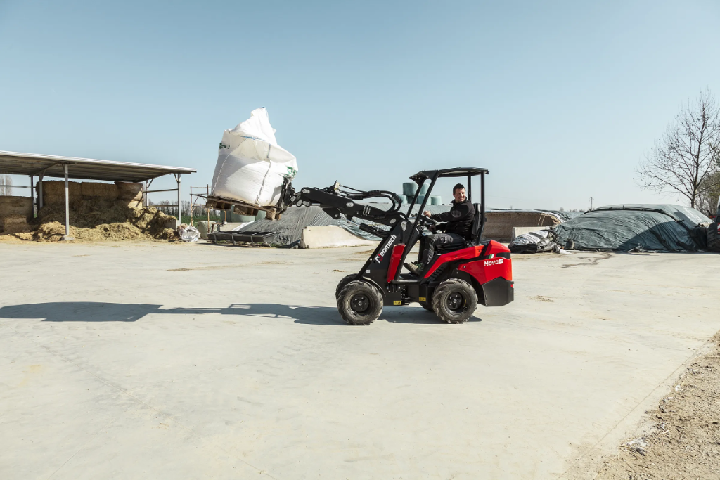 Hoflader im Einsatz – Big Bag transportieren