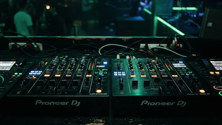 מדריך: DJM-A9 מול DJM-900NXS2 — מה ההבדל ומה לבחור