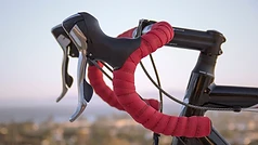 Cycliste photographiant un vélo d’occasion avant de publier une annonce en ligne au Québec