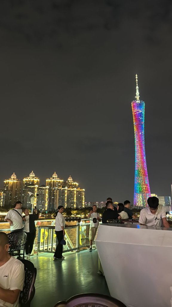 Canton Tower iluminada — Crucero nocturno por el Río de las Perlas