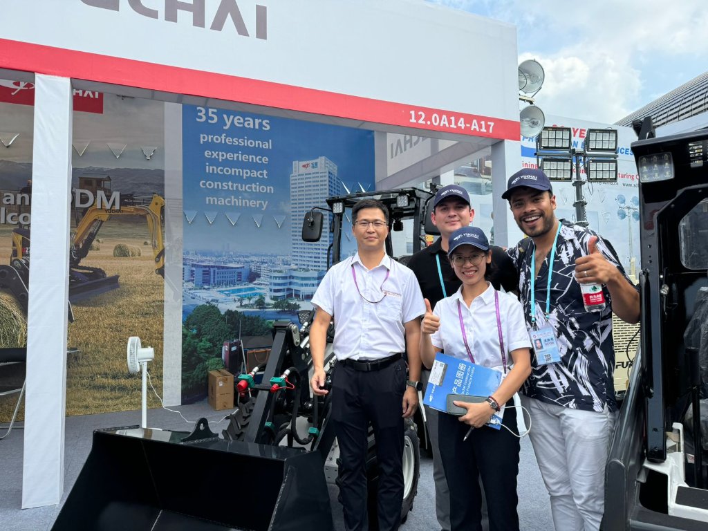 Stand YUCHAI — empresarios con proveedores de maquinaria