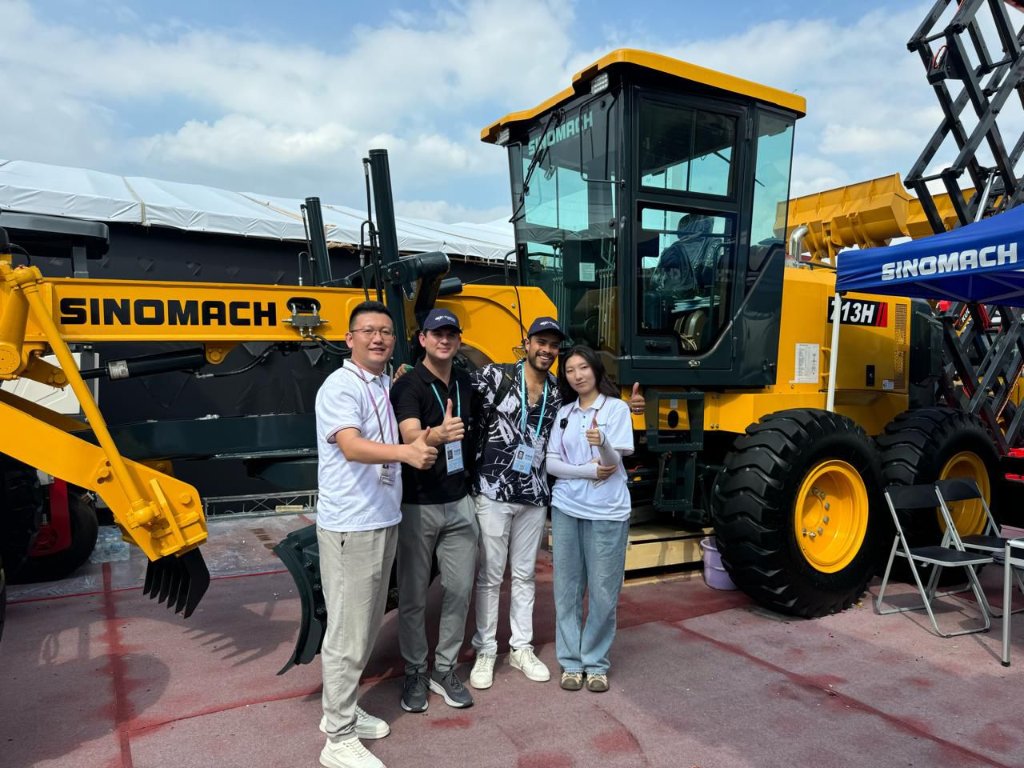 Stand SINOMACH — maquinaria agrícola e industrial
