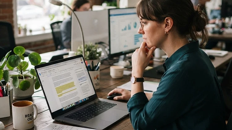 Rédaction de subventions assistée par IA : ce que l'IA peut et ne peut pas faire pour vos demandes