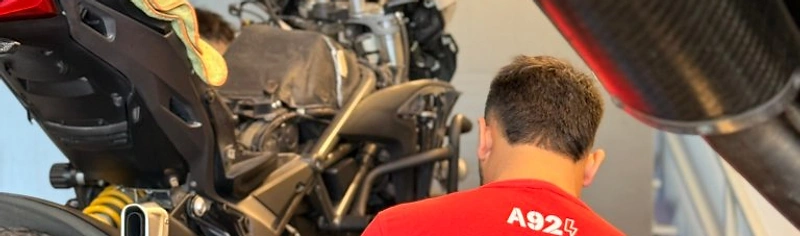 Mecánico de A92 Motos trabajando