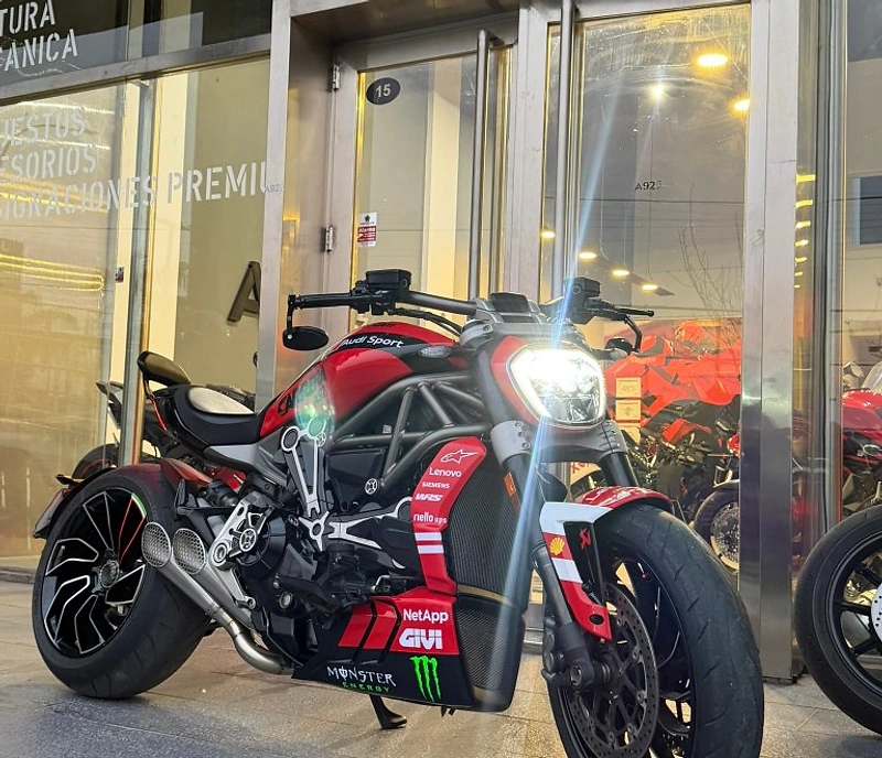Ducati en la puerta de A92 Motos