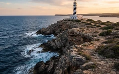 El Centinela de Piedra: Ruta Detallada por los 7 Faros de Menorca y sus Secretos Mejor Guardados