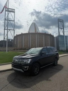 Ford Expedition in front of the Pro Football Hall of Fame in Canton