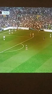 Match de football projeté sur un mur