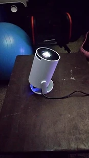 Le projecteur allumé sur une table basse