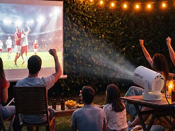 Soirée match de foot projetée en plein air dans un jardin