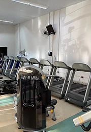 Halteres e banco para musculação
