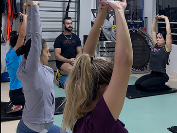 Aula de mobilidade na Academia Matrix 901 com exercícios de alongamento