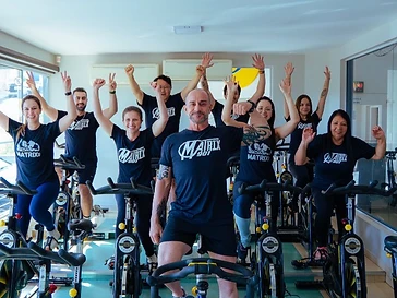 Aula de spinning em andamento na Academia Matrix 901 com bikes profissionais